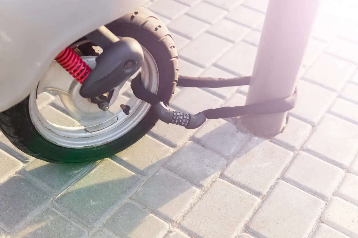 Bromfiets gestolen? Zo onderneem je direct actie en voorkom je herhaling