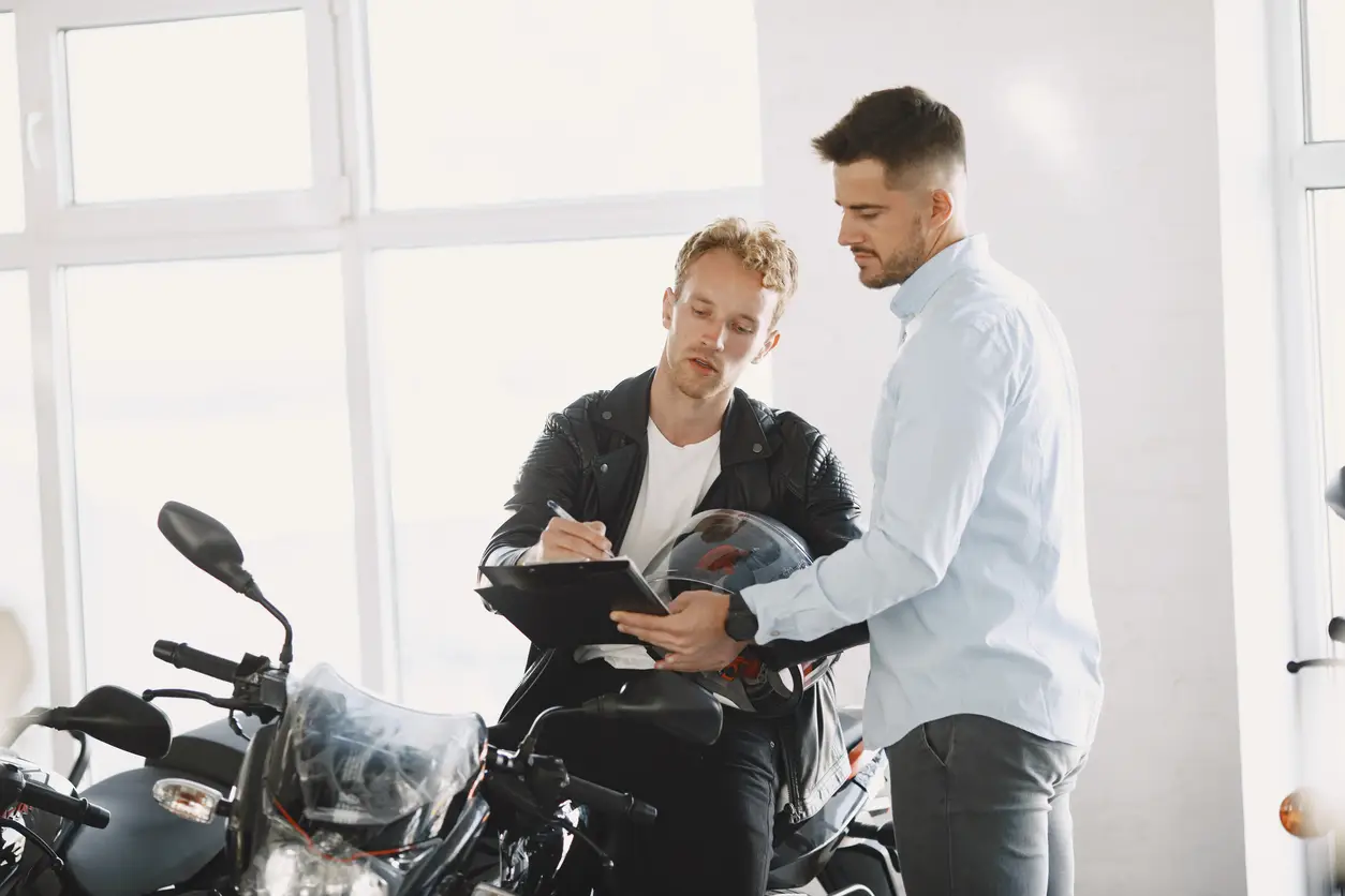 Motor verkocht of total loss? Zo regel je je verzekering slim en snel